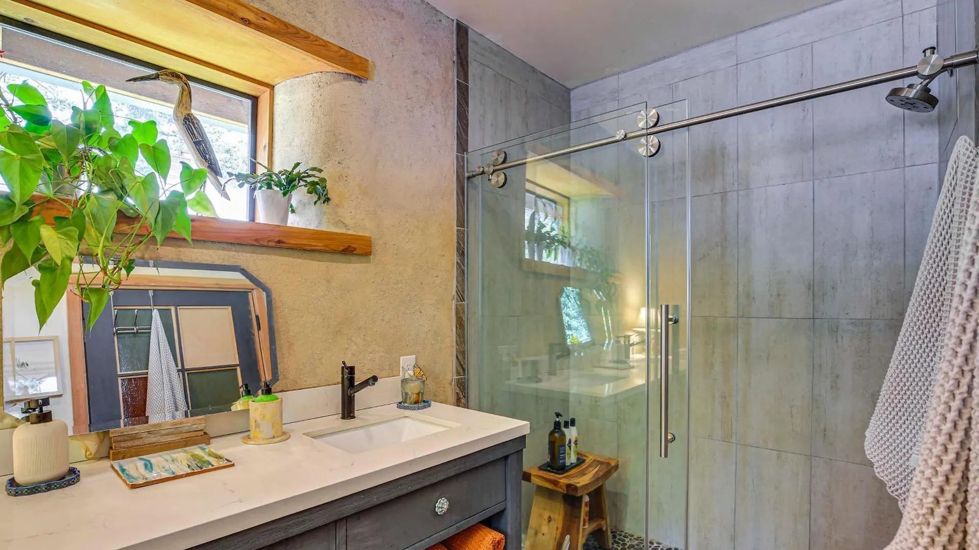 Unique And Serene Retreat, 7 Mi To Downtown Portland Holiday home